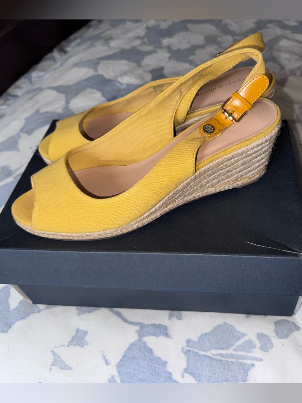 Tommy Hilfiger NHALIA2 Women’s 8.5 Yellow Espadrille Wedge Peep Toe Sandals